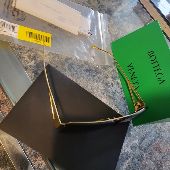 Authentic Bottega Veneta sunglasse - Picture 2 of 9
